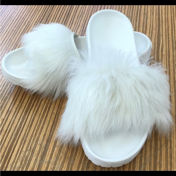 UGG Royale White Sheepskin Fur Slides Slip on Sandals Size 6 - Picture 1 of 11
